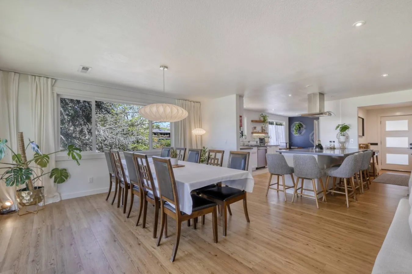 Ultimate Group Retreat: Grand Dining with Views